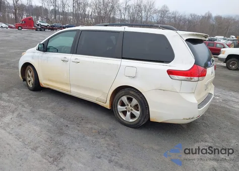 2011 Toyota Sienna Le V6 z USA, uszkodzony, nr VIN 5TDKK3DC8BS142136
